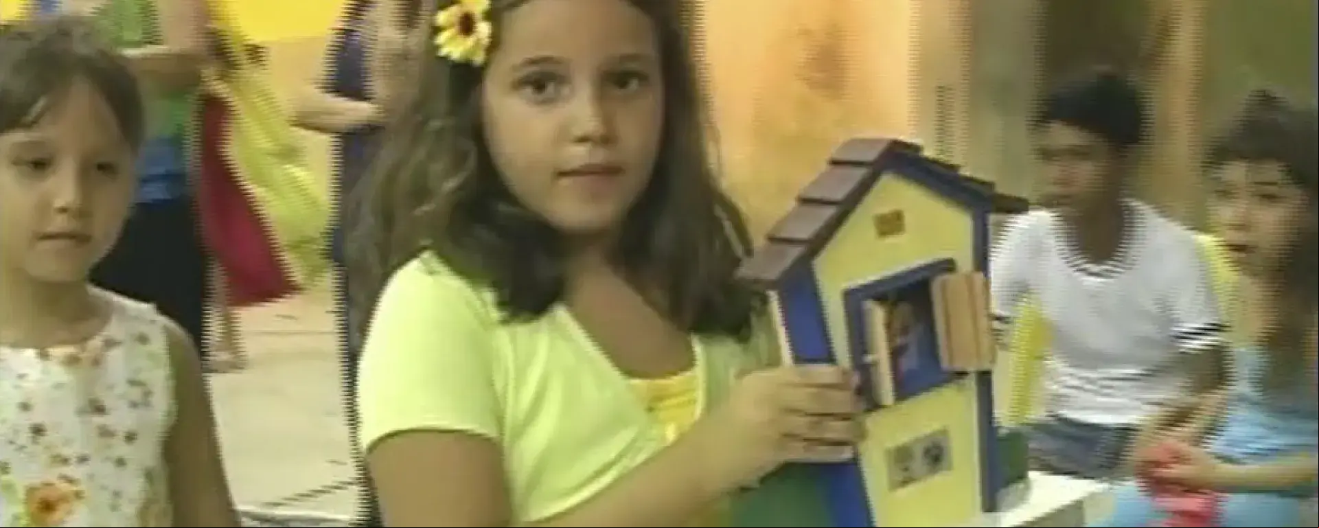 Menina carrega trofeu do Selo UNICEF para entrega