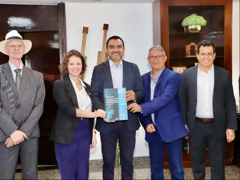 Da esquerda para direita, Presidente do TCE-TO, Mariana Rocha, Chefe do Escritório do UNICEF para o Tocantins, Governador do Tocantins, Presidente da Associação Tocantinense de Municípios e Secretário de Educação do Estado do Tocantins