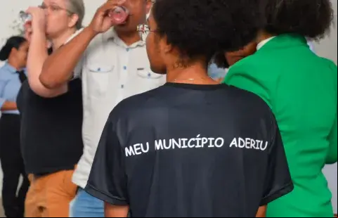 Adolescente utiliza blusa com a frase: "Meu município aderiu"